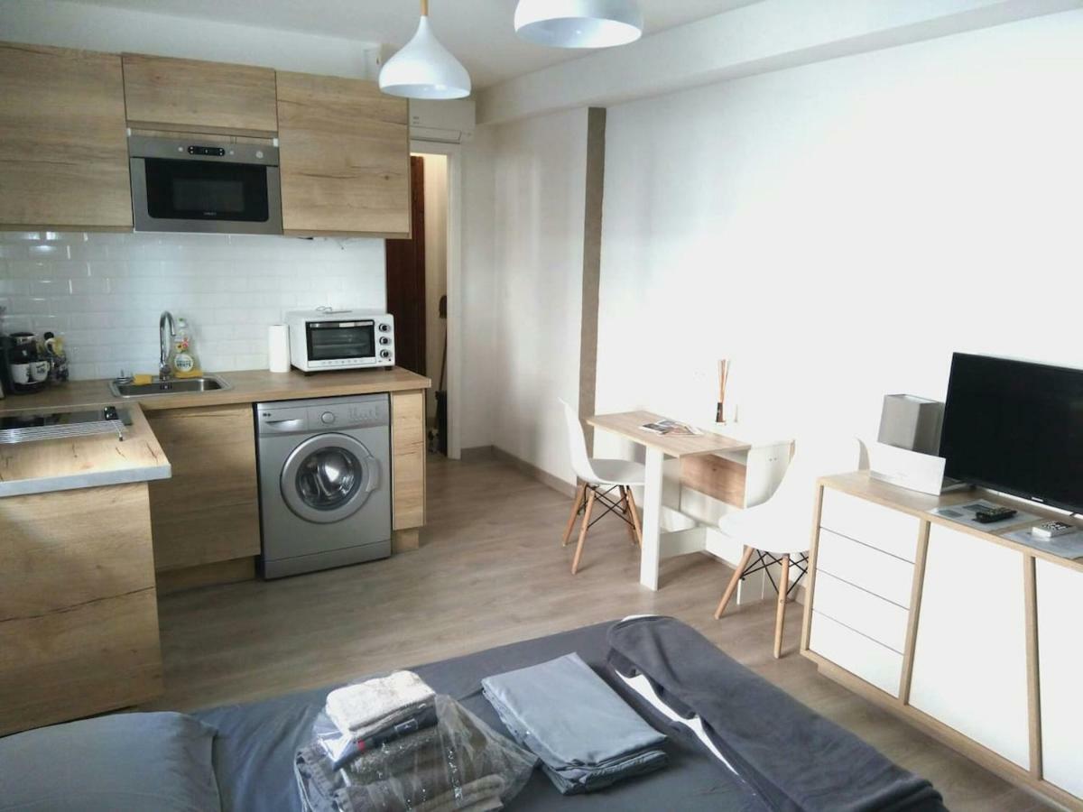 Apartment Climatise A 300m Du Port. Refait A Neuf. *